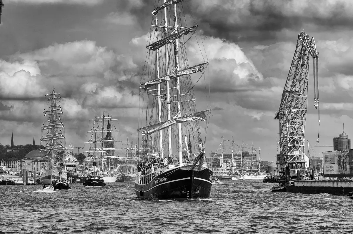 Segelschiffe und ein Hafenkran auf der Elbe während der Hamburger Hafenparade